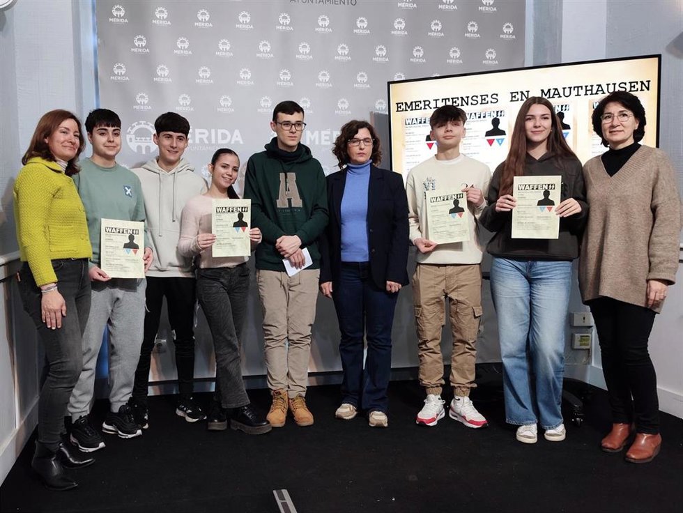 Alumnos de 4 de la ESO muestran las fichas con los datos de los cuatro emeritenses presos en Mauthausen.
