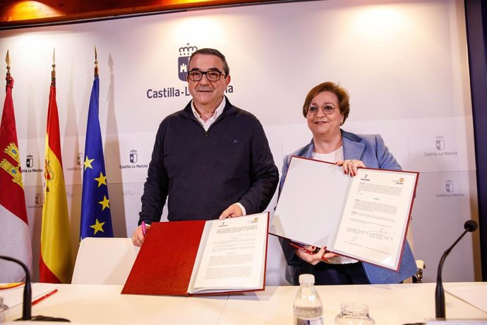 La viceconsejera de Servicios y Prestaciones Sociales, Guadalupe Martín, y el presidente de la Mesa del Tercer Sector Social de Castilla-La Mancha, José Antonio Romero.