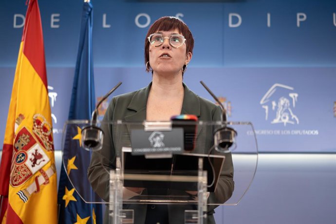 A porta-voz da Compromís no Congresso, Àgueda Micó, durante uma coletiva de imprensa antes da Reunião de Porta-vozes, no Congresso dos Deputados, em 11 de fevereiro de 2025, em Madri (Espanha).