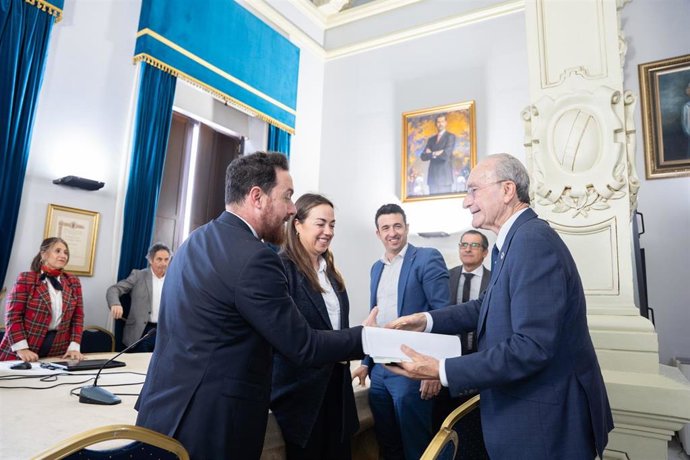 Parte del equipo directivo de UNEI, encabezado por su director general, Rafael Cía, ha sido recibido por el alcalde de Málaga, Francisco de la Torre, junto a los concejales delegados de Educación y Fomento del Empleo,, y de Derechos Sociales y Diversidad.