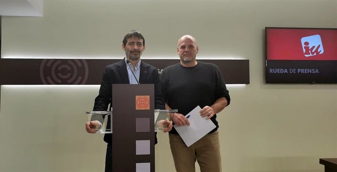 El diputado de IU en las Cortes de Aragón, Álvaro Sanz, y el concejal de ZeC Suso Domínguez.
