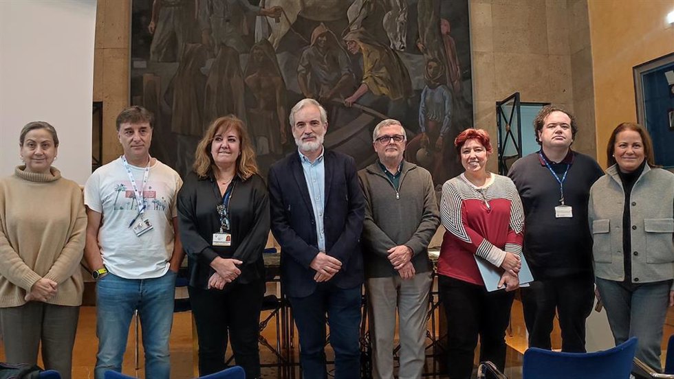 El gerente del Sespa, Aquilino Alonso, junto a jefes de servicio del SAMU, Urgencias del HUCA, y Hematología del HUCA, presenta el protocolo de actuación para pacientes con coagulopatías congénitas.