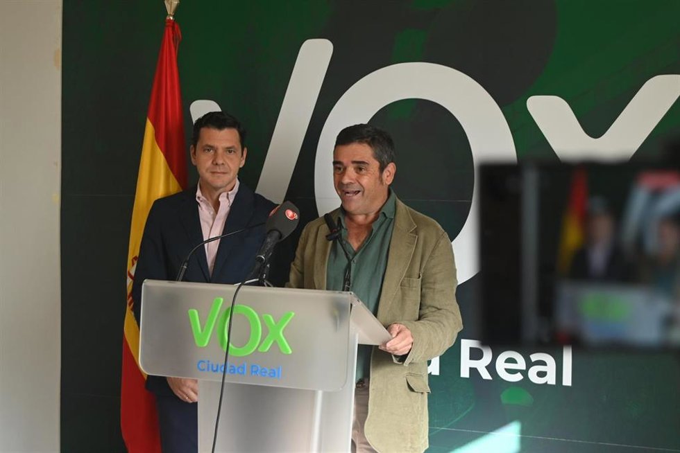 Archivo -  Luis Alberto Marín, junto al diputado regional Luis Blázquez.