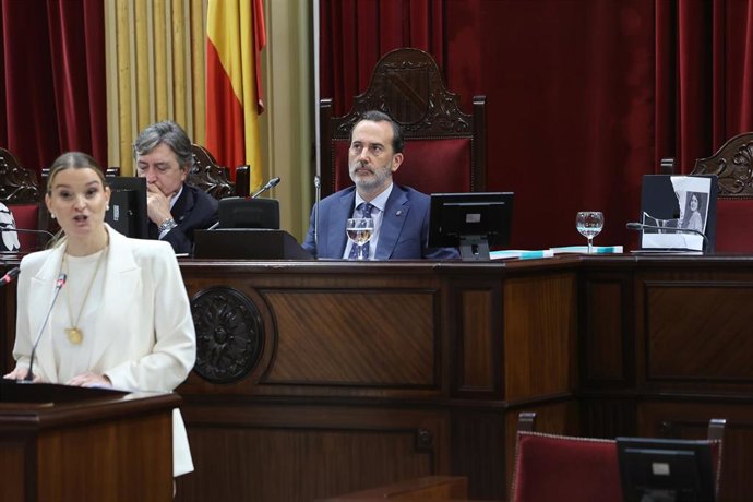 Archivo - La presidenta del Govern balear, Marga Prohens, y el presidente del Parlament, Gabriel Le Senne, durante un pleno.