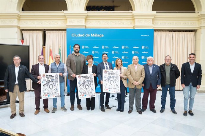 Los concejales delegados de Deporte y del Distrito Carretera de Cádiz, Borja Vivas y Francisco Pomares, respectivamente, junto a la presidenta de la Peña El Bastón, Sonia Fuentes, presentan la 46 edición de la mini maratón Peña El Bastón