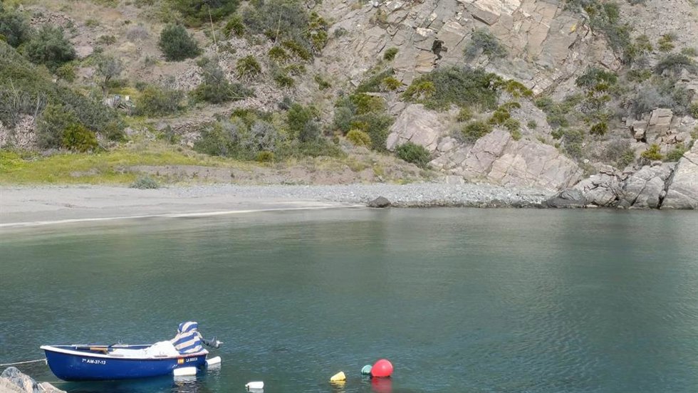 Zona del entorno del Peñón del Lobo donde ha actuado la patrullera de la Guardia Civil tras el hallazgo del cadáver de un hombre