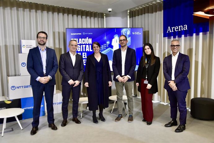 El director de Microsoft Salud España, Paco Estella (1i); el socio responsable de Salud de NTT Data, Alberto Borrego (2i); el director de la Oficina de Estrategia Digital del Servei Català de la Salut de la Generalitat, Jordi Piera (3d), y el director del