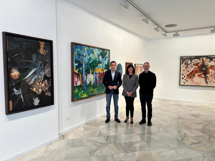 La diputada provincial de Cultura y Educación de Granada, Pilar Caracuel, ha inaugurado la exposición de arte contemporáneo titulada 'Custodia Temporal', junto al comisario de la misma, Francisco Baena.
