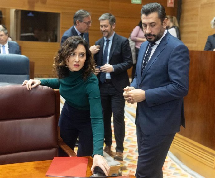 La presidenta de la Comunidad de Madrid, Isabel Díaz Ayuso, y el portavoz del PP en la Asamblea de Madrid, Carlos Díaz-Pache, durante un pleno en la Asamblea de Madrid