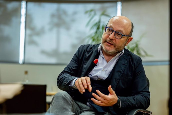 Archivo - El delegado de Políticas Sociales, Familia e Igualdad en el Ayuntamiento de Madrid, José Fernández, durante una entrevista para Europa Press, en el  Área de Gobierno de Políticas Sociales, Familia e Igualdad, a 2 de diciembre de 2024, en Madrid 