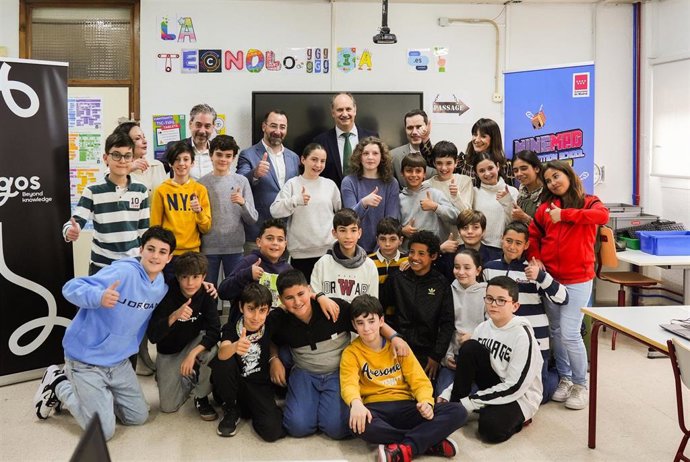 El consejero de Digitalización de la Comunidad de Madrid, Miguel López-Valverde, junto a los alumnos de un centro participante en la primera liga intermunicipal de 'Minecraft'