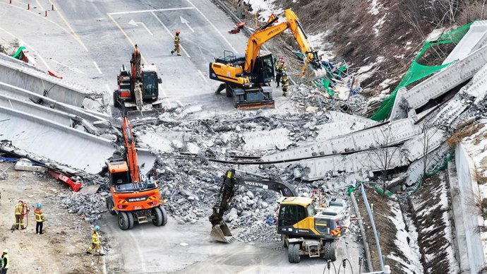 Imagen de archivo del puente derrumbado en la carretera que une Sejong con Seúl, en Corea del Sur. 
