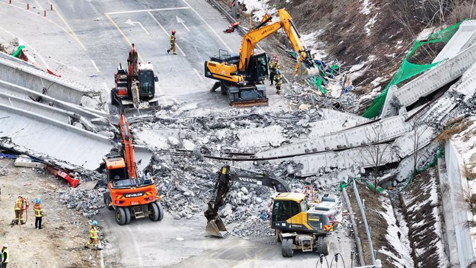 Imagen de archivo del puente derrumbado en la carretera que une Sejong con Seúl, en Corea del Sur.