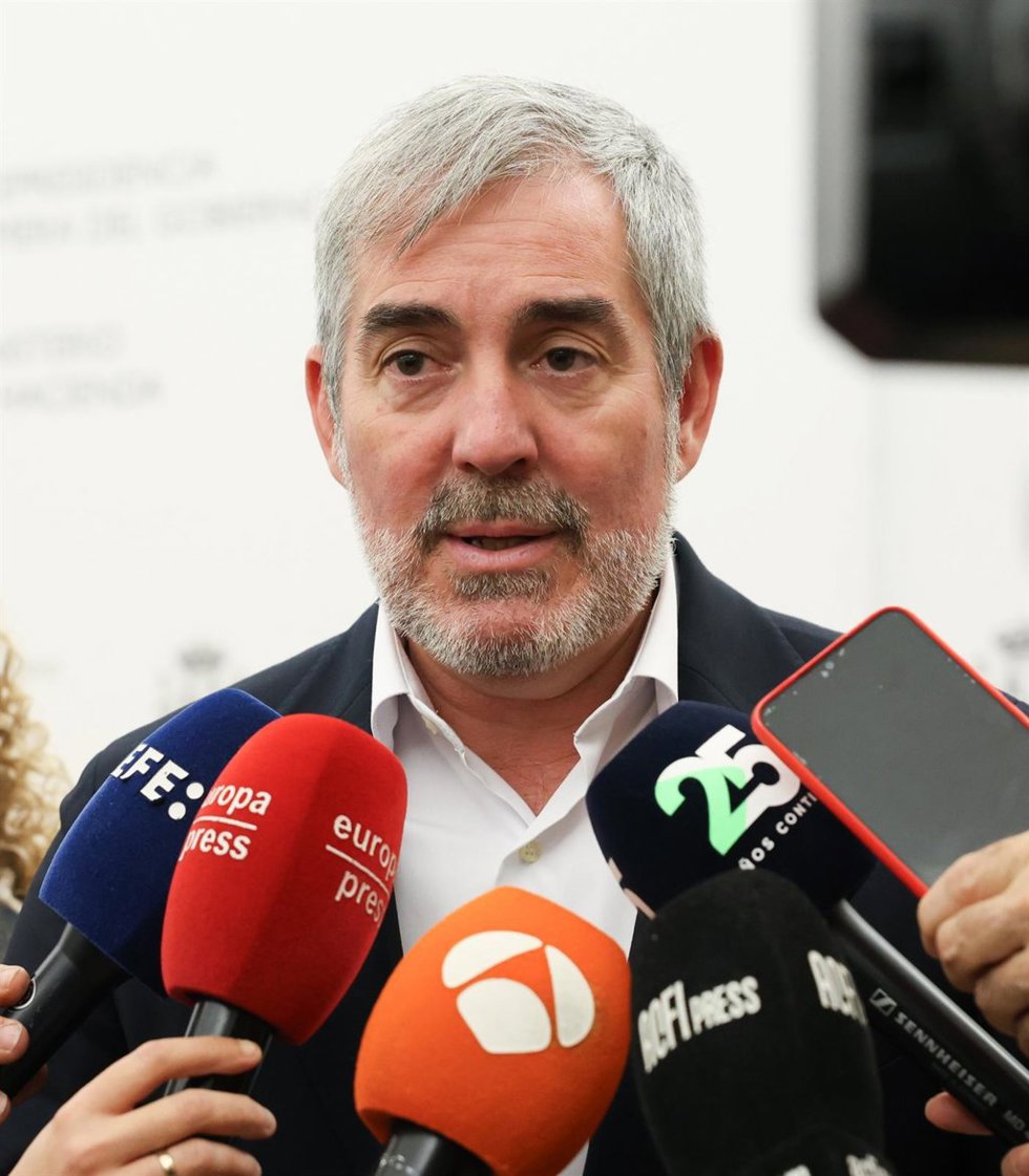 Archivo - El presidente de Canarias, Fernando Clavijo, ofrece declaraciones tras la reunión con la vicepresidenta primera y ministra de Hacienda, María Jesús Montero, en la Sede del Ministerio de Hacienda, a 23 de octubre de 2024, en Madrid (España). El