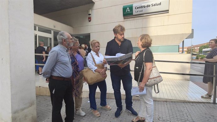Foto de archivo del concejal portavoz de Con Málaga, Nicolás Sguiglia, junto a la puerta del Centro de Salud del barrio de La Luz, en la capital malagueña.
