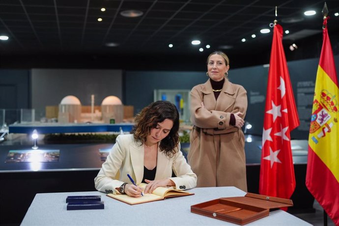 Las presidentas de la Comunidad de Madrid y de la Junta de Extremadura, Isabel Díaz Ayuso y María Guardiola, firman una declaración institucional reclamando la prolongación de la vida útil de la central de Almaraz