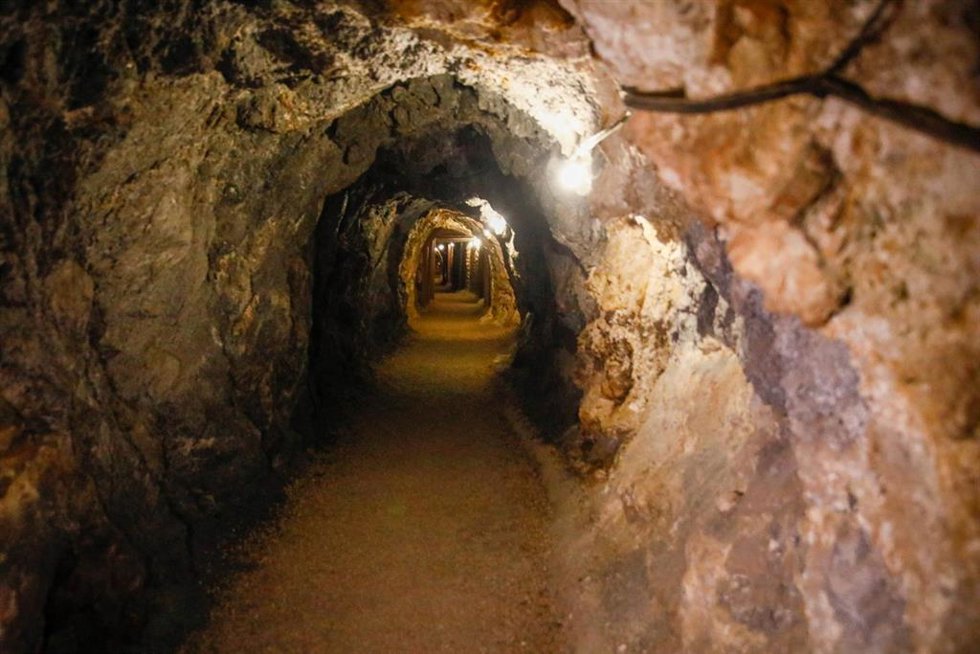 Archivo - Una de las galerías de la Mina Rica del Pilar de Jaravía, que encierra la Geoda de Pulpí (Almería). 