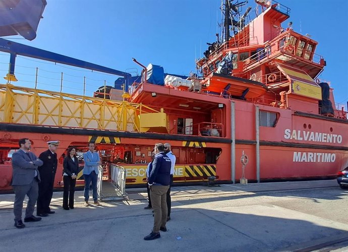 El subdelegado del Gobierno en Almería, José María Martín, y la presidenta de la APA, Rosario Soto, durante su visita el buque Clara Campoamor en el Puerto de Almería.