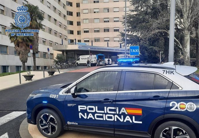 Archivo - Un vehículo de la Policía Nacional en el exterior del Hospital de Vitoria-Gasteiz