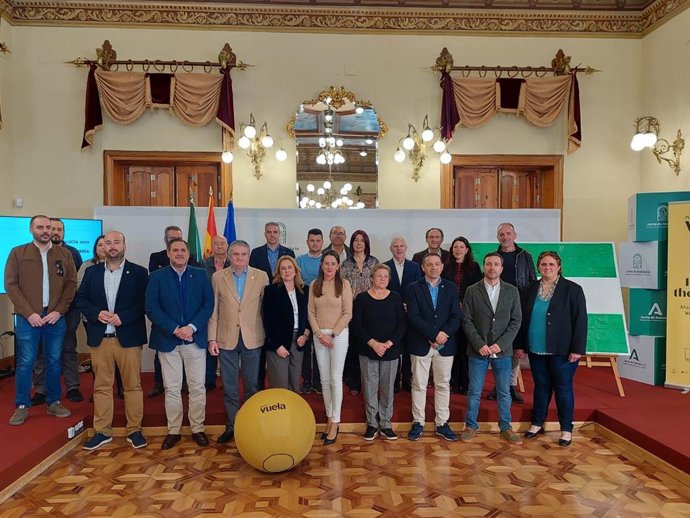 Presentación de la bandera de Andalucía realizada con impresión 3D por los usuarios de los Puntos Vuela de Almería.
