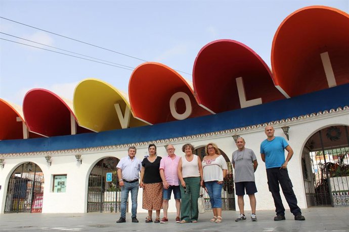 Archivo - El portavoz del grupo municipal de Izquierda Unida Podemos, Enrique Pablo Centella, entre otros en una imagen de archivo frente a Tívoli 