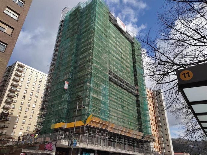 Archivo - Obras de rehabilitación en un edificio. 