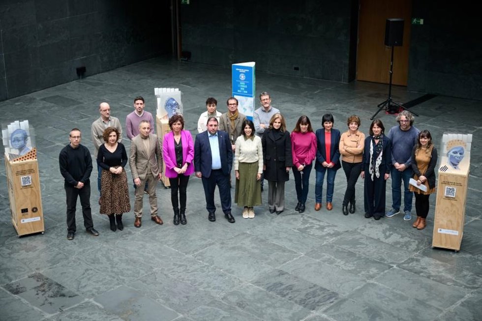 El Parlamento de Navarra acoge una exposición de la asociación Médicos del Mundo Navarra que busca "visibilizar la la crisis humanitaria" de Burkina Faso