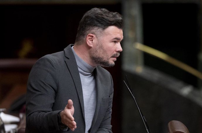 El portavoz de ERC en el Congreso, Gabriel Rufián, durante una sesión plenaria, en el Congreso de los Diputados, a 18 de febrero de 2025, en Madrid (España).