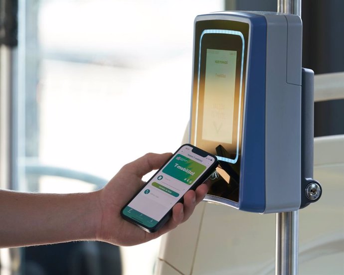 Archivo - Un usuari amb la T-mobilitat