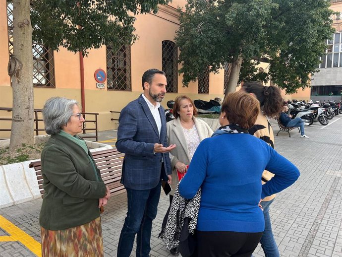 El secretario general del PSOE de Málaga, Daniel Pérez,  junto a concejales del PSOE en el Hospital Civil