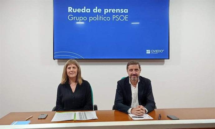 El portavoz del PSOE en el Ayuntamiento de Oviedo, Carlos Fernández Llaneza, y la concejala Marisa Ponga, en rueda de prensa.