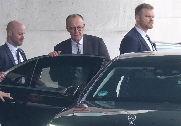 25 de fevereiro de 2025, Berlim: Friedrich Merz (C), candidato da União a chanceler e presidente federal da União Democrata Cristã da Alemanha (CDU), sai da Chancelaria Federal após uma reunião com o chanceler Scholz, do Partido Social Democrata da Aleman