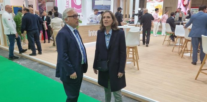 El consejero de Agricultura, Javier Rincón y la directora general de Calidad y Seguridad Alimentaria, Aitziber Lanza, durante su visita a Fruit Attraction.