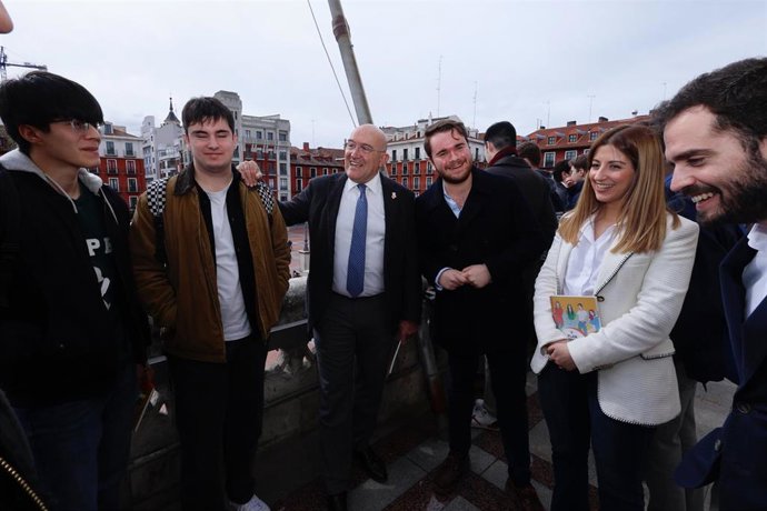 El alcalde de Valladolid, Jesús Julio Carnero; la concejala de Juventud, Carolina del Bosque, y el de Personas Mayores, Familia y Servicios Sociales, Rodrigo Nieto, junto a jóvenes en la presentación del V Plan de Juventud