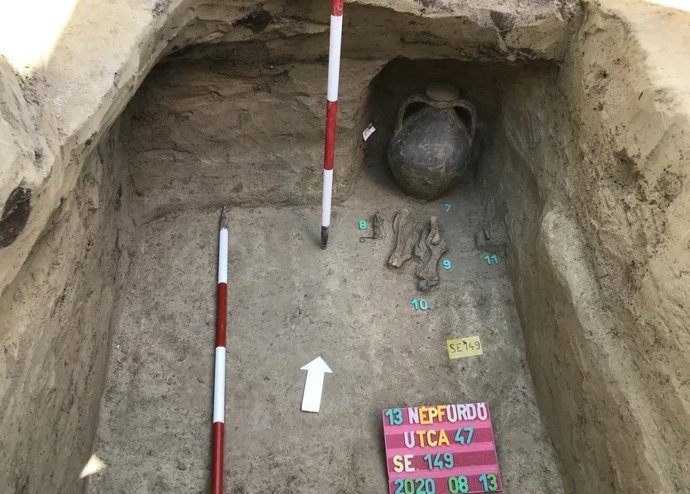 Fotografia da escavação do local de sepultamento do "tipo oriental" do período húngaro em Budapeste.