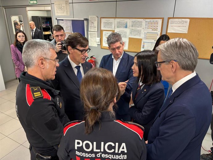 El presidente de la Generalitat, Salvador Illa, el alcalde de L'Hospitalet de Llobregat (Barcelona), David Quirós, y la consellera de Interior, Núria Parlon