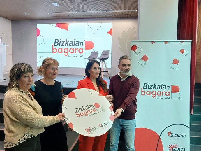 La diputada vizcaína de Euskera, Cultura y Deporte, Leixuri Arrizabalaga, y la coordinadora de Taupa Euskaltzaleen Mugimendua, Jasone Mendizabal, presentan en Bilbao el programa 'Bizkaian bagara'.