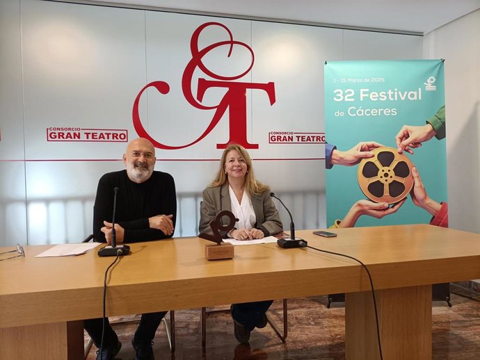 El director del Festival de Cine Español de Cáceres, Francisco Rebollo, y la directora del Gran Teatro, Marisa Caldera, en la presentación del palmarés del certamen