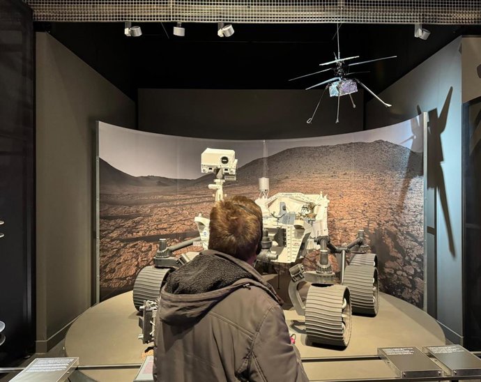 Las réplicas del rover Perseverance y el helicóptero Ingenuity en la exposición