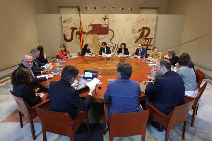 Archivo - El presidente de la Generalitat, Salvador Illa, encabeza la reunión del Consell Executiu de este martes