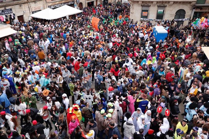 Archivo - Varias personas, algunas disfrazadas,  asisten a las fiestas y un encierro  en la Plaza Mayor de Ciudad Rodrigo, a 26 de febrero de 2022, en el marco del Carnaval del Toro.