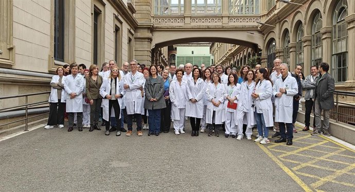 El director asistencial del Clínic, Antoni Castells, la enfermera Fina Utrera y profesionales sanitarios del hospital en el acto conmemorativo de los 5 años del primer caso de Covid en la península ibérica.