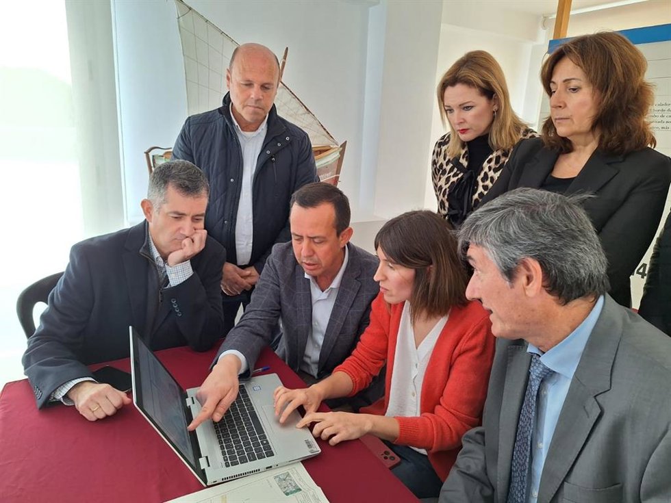 El subdelegado del Gobierno en Almería, José María Martín, durante el levantamiento de actas previas a la ocupación, que ha tenido lugar en el Centro de Interpretación de la Pesca, en Adra (Almería).