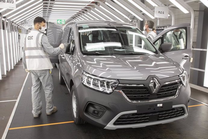 Archivo - El sector del automóvil ralentizará su crecimiento al 1,5% en Europa en 2025, según Solunion. 