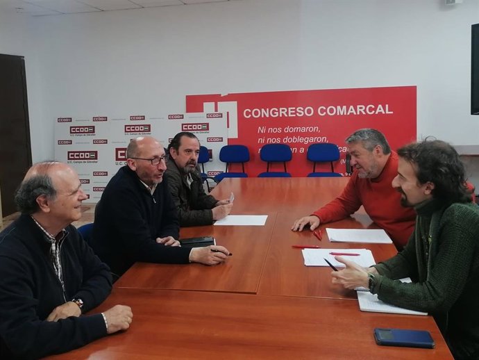 Representnates sindicales de UGT y CCOO en el Campo de Gibraltar reunidos ante la situación en torno a la Verja de Gibraltar.