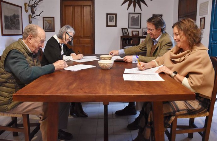 Firma del convenio de colaboración entre la Junta de Andalucía  y  la familia González-Gordon.