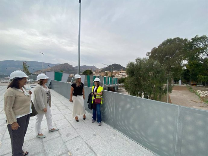 Archivo - Sandra Moraleda (2i), junto a la delegada de Salud, Elena González (2d), en una visita a las obras del centro de salud de la Alameda.