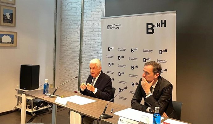 El presidente del Gremi d'Hotels de Barcelona, Jordi Clos, en rueda de prensa junto a su director general, Manel Casals.