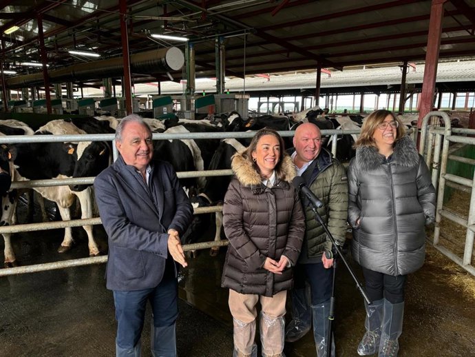 La consejera y la presidenta de la Diputación de Palencia en su visita a la granja de los hermanos Fernández Martín.