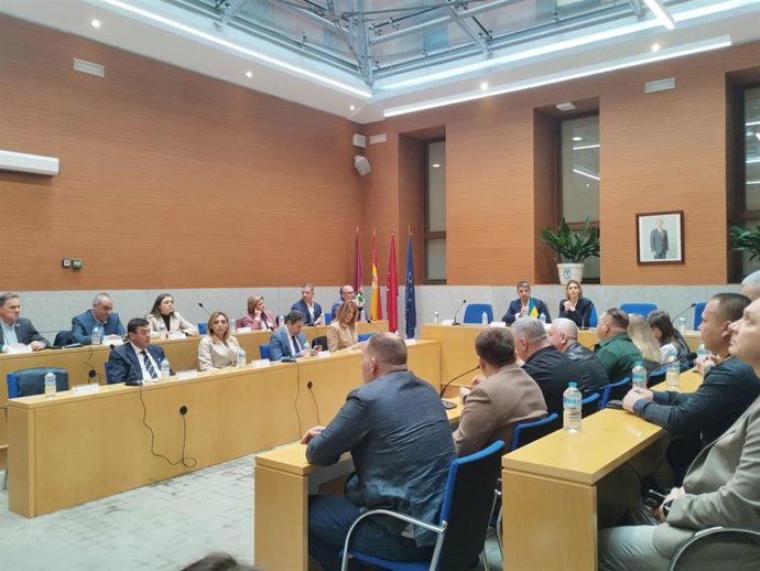 La Federación Madrileña de Municipios (FMM) se unen a alcaldes ucranianos para fortalecer lazos cuando se cumplen 3 años de invasión rusa